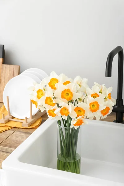 Vas Med Blommande Narcissus Blommor Diskhon Närbild — Stockfoto
