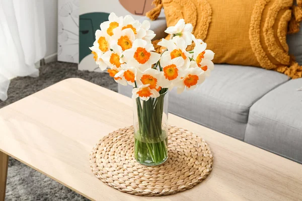 花瓶ともに咲くナルシシズムの花テーブルの上に光のリビングルーム — ストック写真