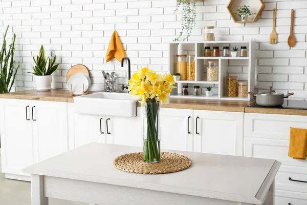 在厨房的桌子上挂着盛开的水仙花 — 图库照片