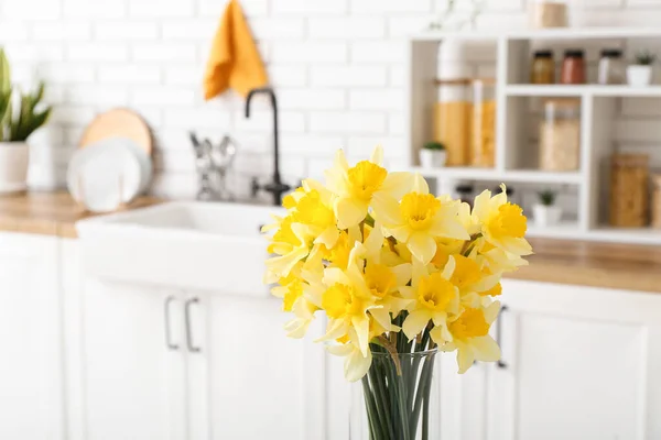 開花ナルシシズムの花と花瓶キッチンのインテリア クローズアップ — ストック写真