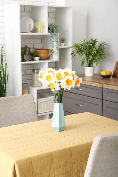 Interior Cocina Moderna Con Flores Narcisas Florecientes Jarrón Sobre Mesa — Foto de Stock