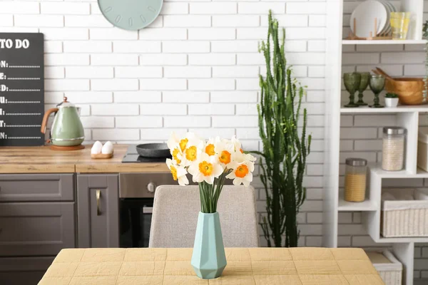 Interior Cocina Moderna Con Flores Narcisas Florecientes Jarrón Sobre Mesa — Foto de Stock