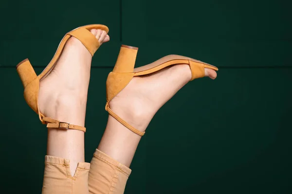 Piernas Femeninas Zapatos Elegantes Contra Pared Color Primer Plano — Foto de Stock