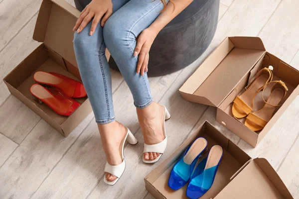 Mujer Con Diferentes Zapatos Elegantes Boutique —  Fotos de Stock