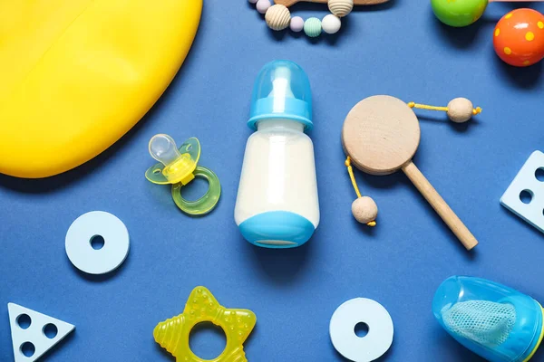 Bebek Için Bir Şişe Süt Mavi Arka Planda Aksesuarlar — Stok fotoğraf