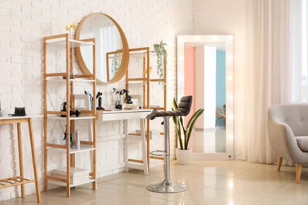 Interiör Skönhetssalong Med Frisörbord Och Speglar — Stockfoto