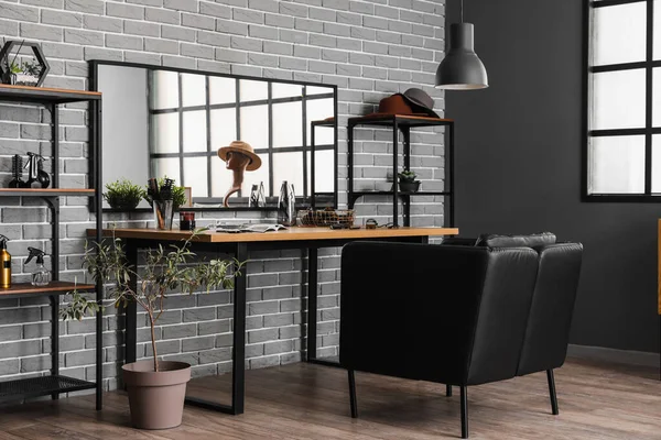 快適なアームチェア テーブルとミラー付きの美容室のインテリア — ストック写真
