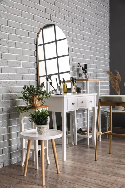 サロンの灰色のレンガの壁の近くの現代的な美容室の職場 — ストック写真