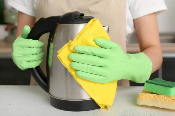 Frau Grünen Gummihandschuhen Putzt Wasserkocher Mit Lappen — Stockfoto