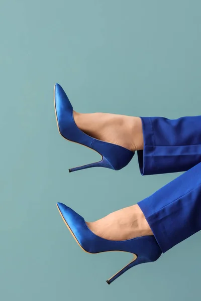 Ноги Молодой Женщины Элегантных Высоких Каблуках Синем Фоне — стоковое фото