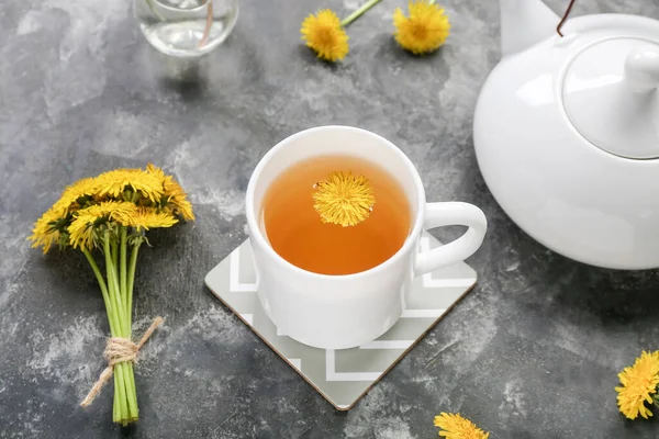 Bir Fincan Sağlıklı Karahindiba Çayı Gri Arkaplanda Çaydanlık — Stok fotoğraf