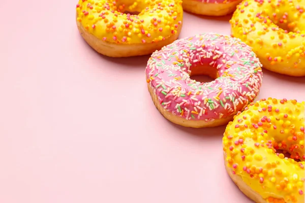 Süße Donuts Auf Rosa Hintergrund — Stockfoto
