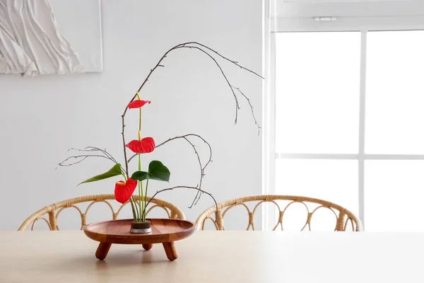 Όμορφη Ikebana Στο Τραπέζι Στο Δωμάτιο — Φωτογραφία Αρχείου
