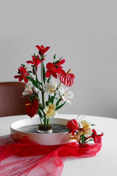 Hermosa Ikebana Con Velo Rojo Mesa Comedor Habitación — Foto de Stock