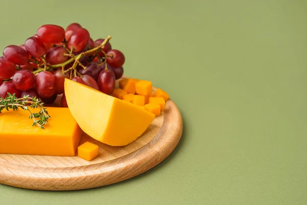 Tafel Mit Leckerem Cheddar Käse Trauben Und Thymian Auf Grünem — Stockfoto