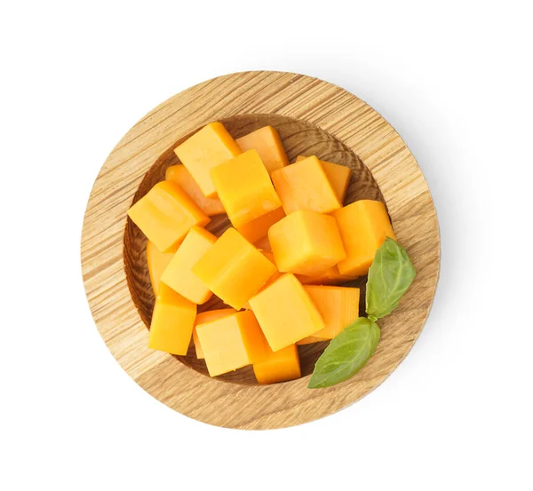 Holzschale Mit Würfeln Von Leckerem Cheddar Käse Auf Weißem Hintergrund — Stockfoto
