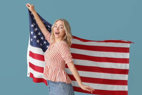 Mladá Žena Vlajkou Usa Modrém Pozadí — Stock fotografie
