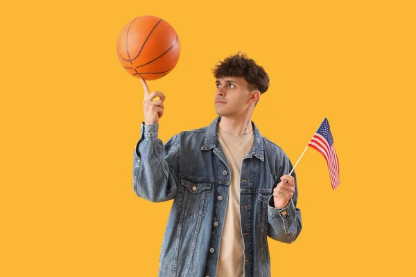 Pemuda Dengan Bendera Amerika Serikat Dan Bola Latar Belakang Kuning — Stok Foto