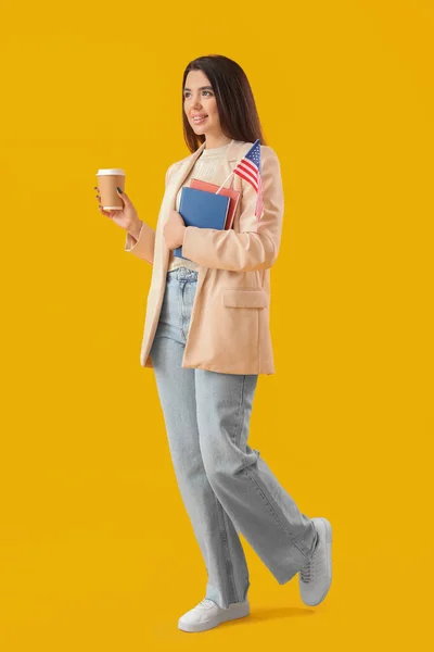 Jonge Vrouw Met Usa Vlag Boeken Kopje Koffie Gele Achtergrond — Stockfoto