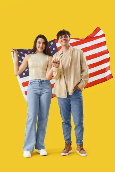 Pasangan Muda Dengan Bendera Usa Pada Latar Belakang Kuning — Stok Foto