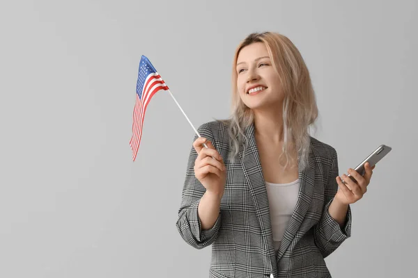 Young Businesswoman Usa Flag Mobile Phone Grey Background — Stock Photo, Image