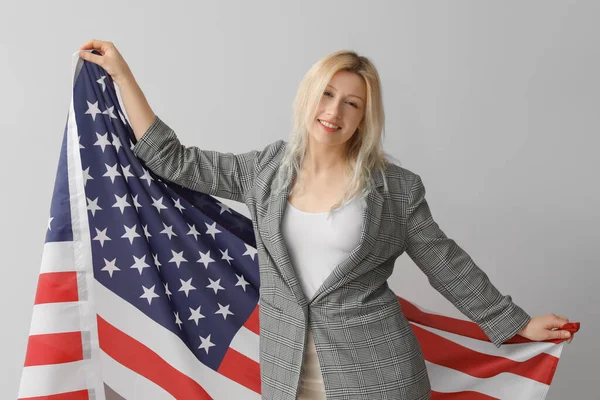 Jonge Zakenvrouw Met Usa Vlag Grijze Achtergrond — Stockfoto