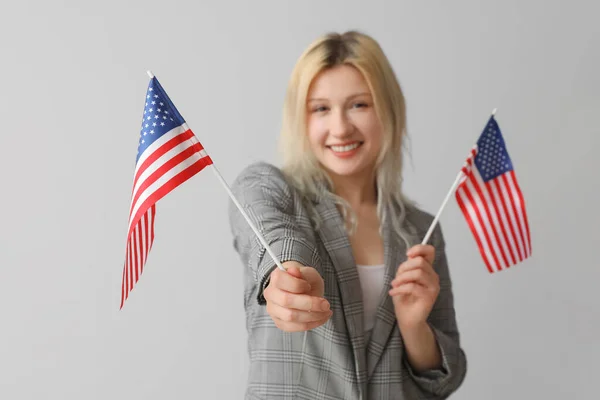 Fiatal Üzletasszony Usa Zászlók Szürke Háttér — Stock Fotó