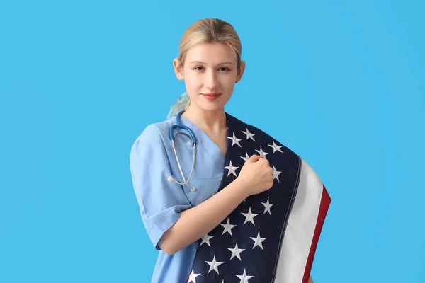 Vrouwelijke Arts Met Usa Vlag Blauwe Achtergrond — Stockfoto