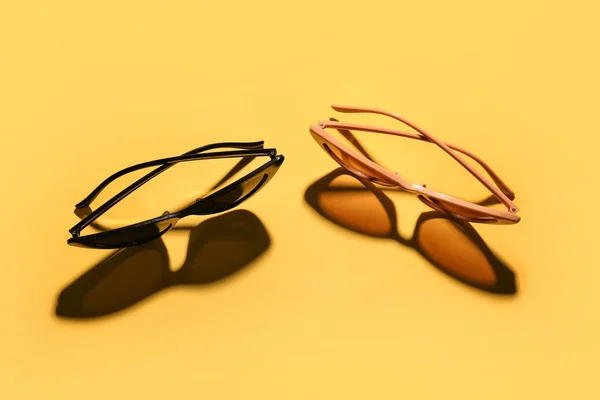 Elegantes Gafas Sol Sobre Fondo Amarillo — Foto de Stock