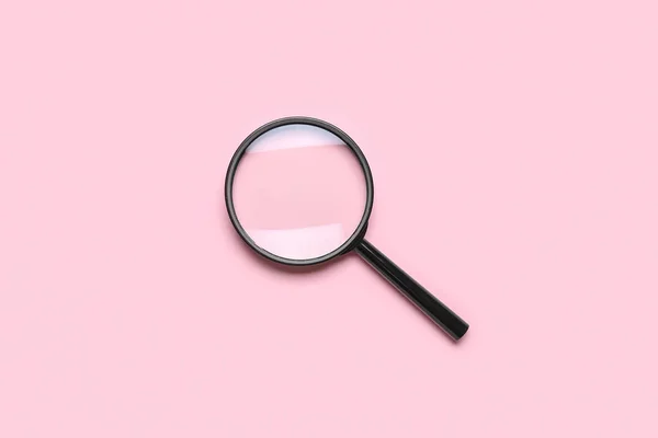 粉色背景的黑色放大镜 — 图库照片