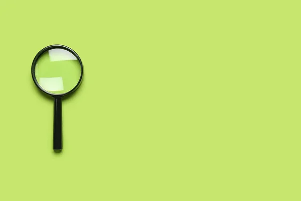 Черная Мини Лупа Зеленом Фоне — стоковое фото