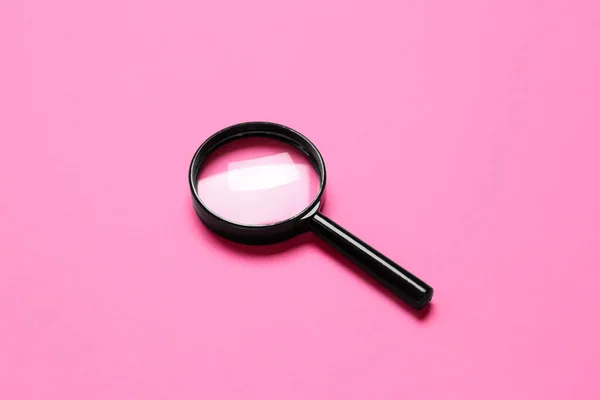 ピンクの背景にブラックミニ拡大鏡 — ストック写真