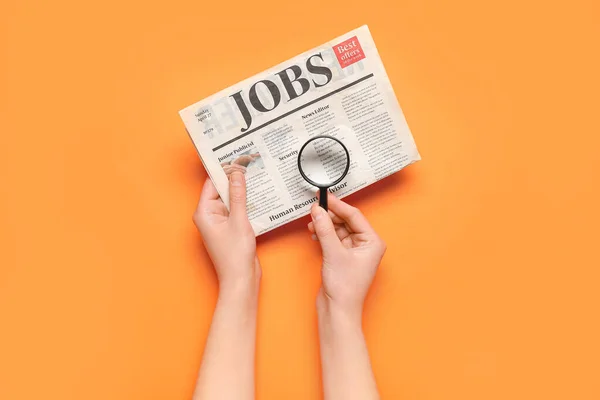 拥有迷你放大镜的女性手和带有橙色背景大标题Jobs的报纸 搜索概念 — 图库照片