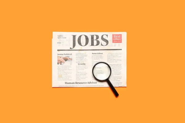 迷你放大镜和报纸标题Jobs橙色背景 搜索概念 — 图库照片