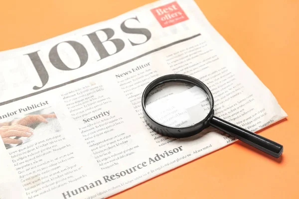 迷你放大镜和报纸标题Jobs橙色背景 搜索概念 — 图库照片