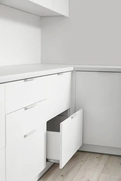 Открытый Белый Ящик Светлой Кухне — стоковое фото