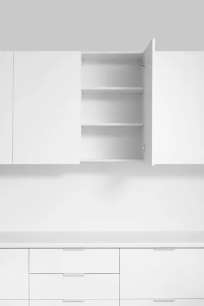 Mutfaktaki Işık Duvarında Asılı Açık Dolap — Stok fotoğraf