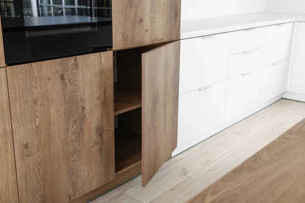 Interiér Moderní Kuchyně Dřevěnými Zásuvkami — Stock fotografie