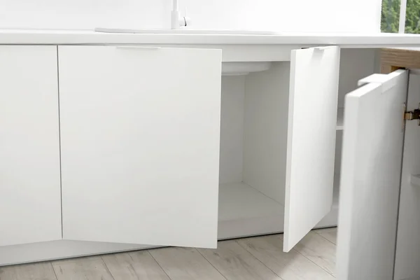 厨房里有洗碗柜和打开抽屉的白色柜台 — 图库照片