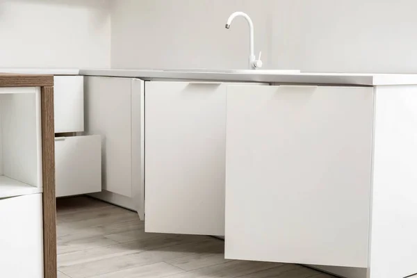 Konter Putih Dengan Wastafel Dan Laci Terbuka Dapur — Stok Foto