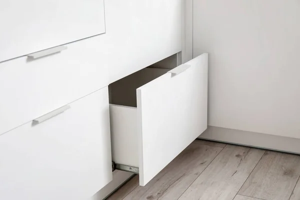 Buka Laci Putih Dapur Terang — Stok Foto