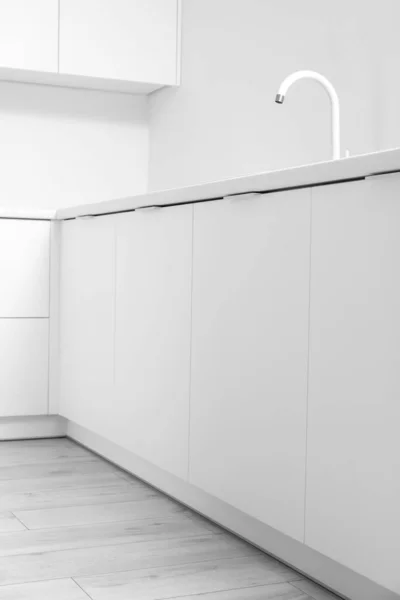 Interior Cozinha Leve Com Gavetas Brancas Pia — Fotografia de Stock