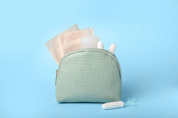 Lady Cosmetische Tas Met Menstruatiecup Pads Tampons Blauwe Achtergrond — Stockfoto