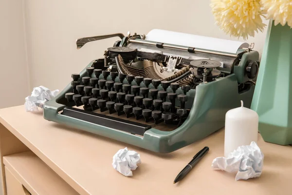 Vintage Schreibmaschine Mit Zerknittertem Papier Blumenvase Und Kerze Auf Tisch — Stockfoto