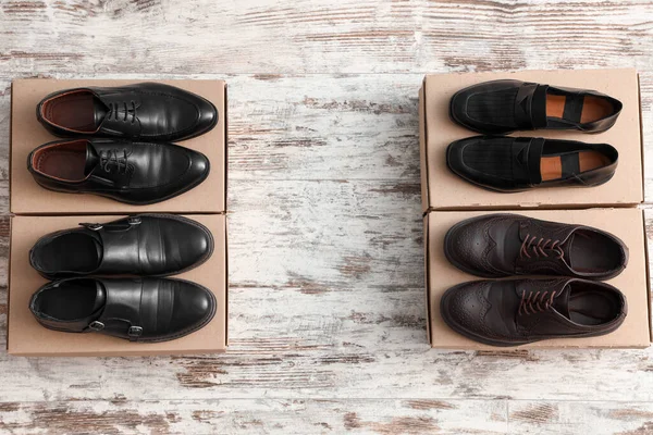 Cajas Cartón Con Diferentes Zapatos Masculinos Sobre Fondo Madera Claro — Foto de Stock