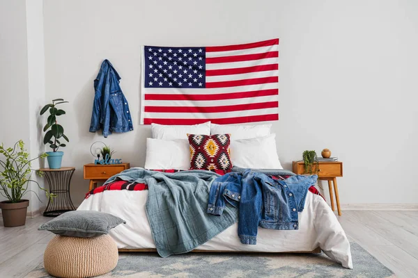Interior Del Dormitorio Con Bandera Chaquetas Mezclilla — Foto de Stock