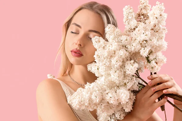 Ung Kvinna Med Lila Blommor Rosa Bakgrund Närbild — Stockfoto