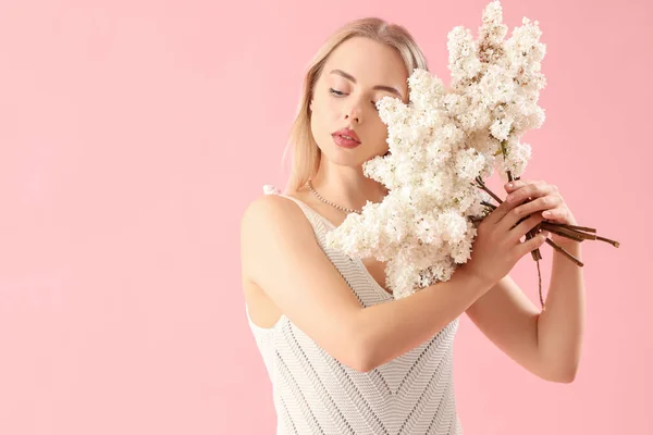 Ung Kvinna Med Lila Blommor Rosa Bakgrund — Stockfoto
