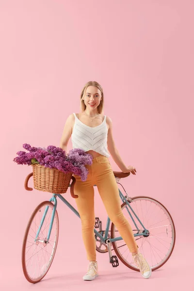 Młoda Kobieta Liliowymi Kwiatami Rowerem Różowym Tle — Zdjęcie stockowe