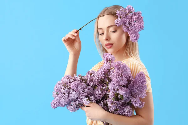 Ung Kvinna Med Lila Blommor Blå Bakgrund — Stockfoto
